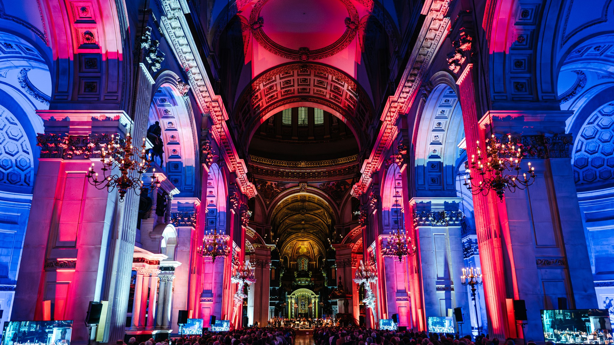 PROLIGHTS Smart Bat used by Blue Thunder Sound to light up St Paul's Cathedral.